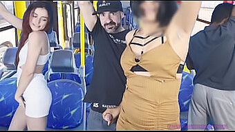 Vášnivé Stretnutie V Autobuse, Keď Žena Hladí A Preniká Do Zadku Medzi Cestujúcimi.