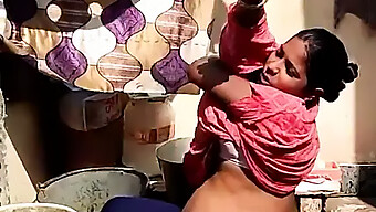 Une Indienne Enceinte Se Baigne En Plein Air