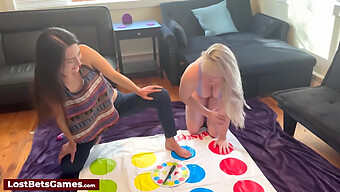 Lezbiyenler Striptiz Twister Oynuyor Ve Seks Oyuncakları Kullanıyorlar