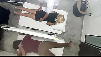 Masajul Unui Cuplu Swinger Se Transformă Într-O Orgie Sălbatică Cu Prietenii Lor Fierbinți