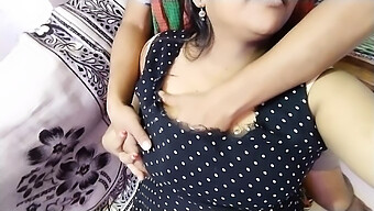 Masaje Sensual De La Criada India Riyaji Bansal Con Primer Plano De Tetas Grandes