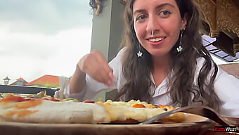 Esmer Güzellik, Halka Açık Bir Yerde Yan Tarafı Spermle Pizza Yemekten Zevk Alıyor.