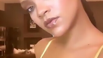 Afrikalı Güzellik Rihanna, Bol Göğüslerini Self-Shot Bir Görüntüde Sergiliyor.