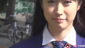 Tomomi Motozawa,一个穿着校服的女孩,和同学做爱时,她的阴道湿润粉嫩。