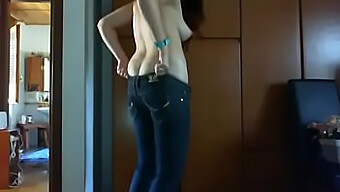 Assista Enquanto Essa Mãe Curvilínea Mostra Sua Bunda Grande Nesses Jeans Magrinhos