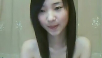 Une Asiatique Amateur Se Fait Plaisir Devant Sa Webcam