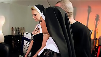 Sensuele Verleiding: Nonnen Bezwijken Voor Lust In Vatican Hardcore