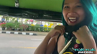 Eine Erregte Thailändische Frau Gibt Einem Gut Bestückten Fremden, Dem Sie Gerade Begegnet Ist, Orale Freude