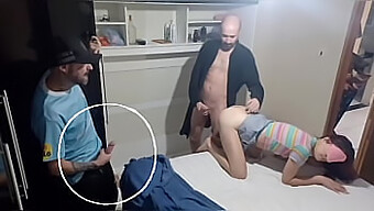 Kone Med Bind For Øynene Og Venn Nyter 2 På 1 Action Med Cuckold I Garderoben