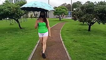 Bekijk Een Compilatie Van De Exhibitionistische Handelingen Van Een Colombiaanse Vrouw, Die Haar Natuurlijke Grote Tieten En Kont Laat Zien.