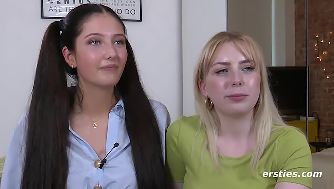 Première Rencontre Lesbienne Entre Deux Lanas De 19 Et 20 Ans