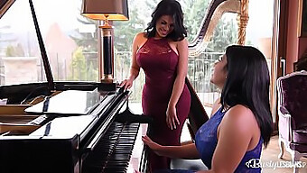 Göğüslü Latin Milf Sheila Ve Kesha Ortega, Vibratörle Lezbiyen Anal Seksin Tadını Çıkarıyorlar