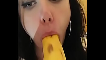 Una Bella Ragazza Fatta In Casa Da Sola Fa Un Pompino Sensuale Con Una Banana