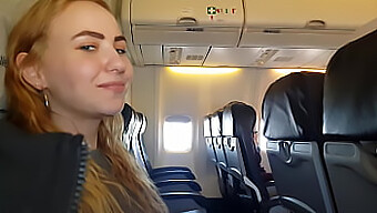 Sexy Flugbegleiterin Gibt Einem Schwanzgeilen Passagier Einen Öffentlichen Blowjob