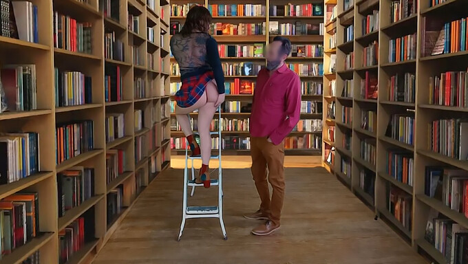 Întâlnire Erotică Cu O Studentă Latină În Bibliotecă