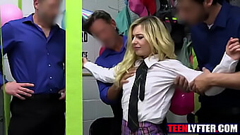 La Joven Ladrona Rubia Recibe Sexo Grupal Duro De Los Guardias De Seguridad