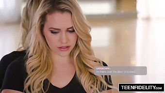 Mia Malkova'Nın Bankacıyla Baştan Çıkarıcı Şantajı