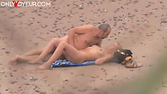 Un Couple D'Adolescents Voyeurs Profite De Sexe En Public Sur La Plage