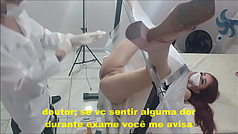 Um Médico Realiza Um Exame Pélvico, Se Envolve Em Relações Sexuais.