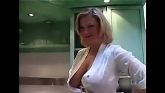 Blond Fínska Milfka Sa Oddáva Zmyselnému Fajčeniu