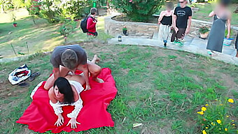 Coito Público Al Aire Libre Con Una Milf Y Creampie En Su Coño Y Culo