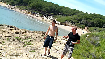 Zwei Geile Typen Bekommen Am Strand Ihre Großen Natürlichen Titten Und Ihren Arsch Voll