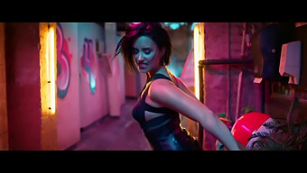 Demi Lovato'Nun Yazın Popüler Videosu, Şeffaf Kıyafetiyle