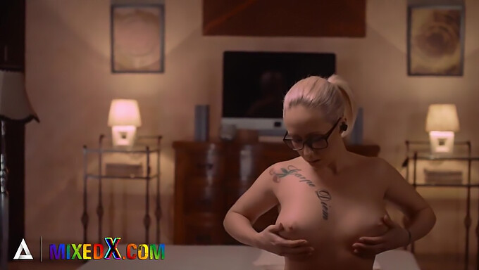 Milf Blonde Dengan Tato Merangsang Diri Dalam Video Realiti