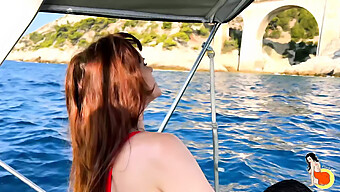 Stacy, Une Magnifique Beauté Brune, S'Engage Dans Une Activité Sexuelle Intense Sur Un Bateau