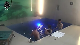 Threesome Amator Cu Țâțe Mari Naturale În Fetișul De La Piscina Unui Motel.