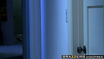 ฟิต Milf Lela Star และ Johnny Sins ในการพบกันอย่างร้อนแรงบน Brazzers