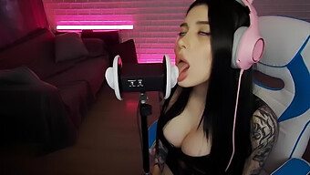 섹시한 브루넷 Reislin의 Asmr 3dio Ear Licking Performance