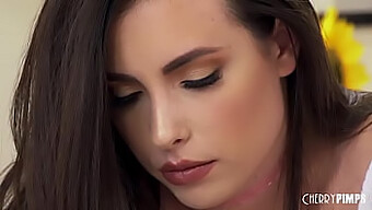 Casey Calvert'In Anal Eğitimi, Tutkulu Oral Seks Ve Duygusal Parmaklama Ile