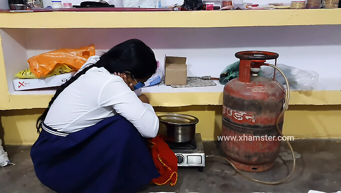 Pertemuan Intim Gadis Sekolah India Dengan Kekasihnya Di Asrama