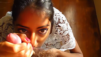 Caliente Chica India Da Una Mamada Descuidada En Video Casero