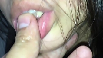 Üvey Kız Kardeşiyle Halka Açık Şekilde Aşağılama Ve Oral Creampie