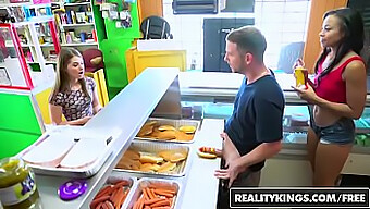 Adrian Maya Ve Alice March, Hot Dog Standında Sıcak Bir Karşılaşma Yaşıyorlar