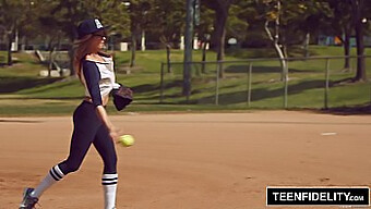 Fit Baseballedző Forró Találkozása Kirsten Lee-Vel