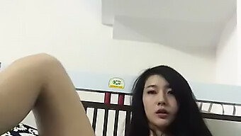 Kecantikan Asia Julian Meneroka Sisi Sensualnya Dalam Video Panas