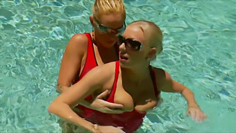 Incontro Bollente In Piscina Con Britney Brooks In Un Outfit Trasparente