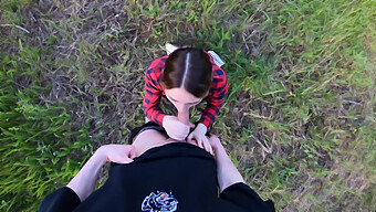 Pov Video Perverznej Tínedžerky, Ktorá Dáva Handjob A Prsia V Lese