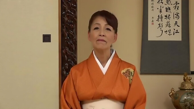 Une Mamie Japonaise Se Fait Baiser En Levrette