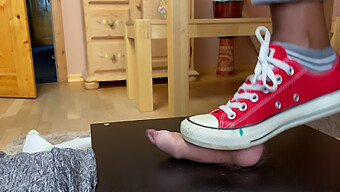 Alman Kız, Converse Ayakkabılarıyla Testisleri Eziyor