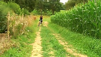 Un Couple Mature Français Se Joint À Une Orgie Sauvage En Plein Air Avec Des Jeunes