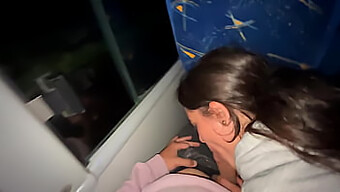 L'Avventura All'Aperto Di Una Bianca Su Un Autobus Si Trasforma In Un Incontro Hot