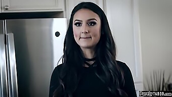 Eliza Ibarra Dominerar I Ett Hett Kontorsmöte