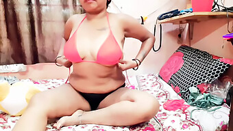 Bikinili Ve Külotlu Milf, Solo Bir Videoda Tahrik Ediyor