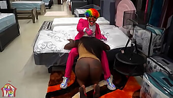 Vendedor Afroamericano Tiene Sexo Con Un Cliente En La Tienda