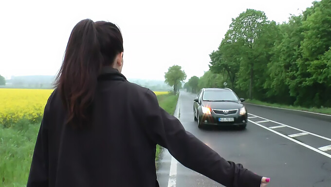 Junge Und Alte Deutsche Luder Teilen Sich Einen Großen Schwanz Im Auto