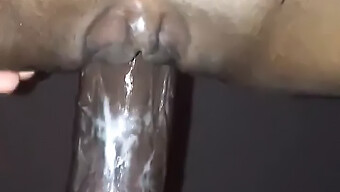 Femme Adolescente Avec Un Gros Clitoris Se Fait Remplir De Sperme